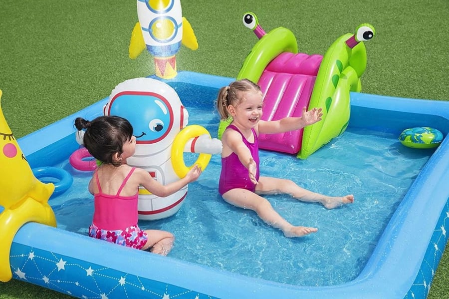 مركز العاب مائية بتصميم رائد الفضاء مع زحليقة