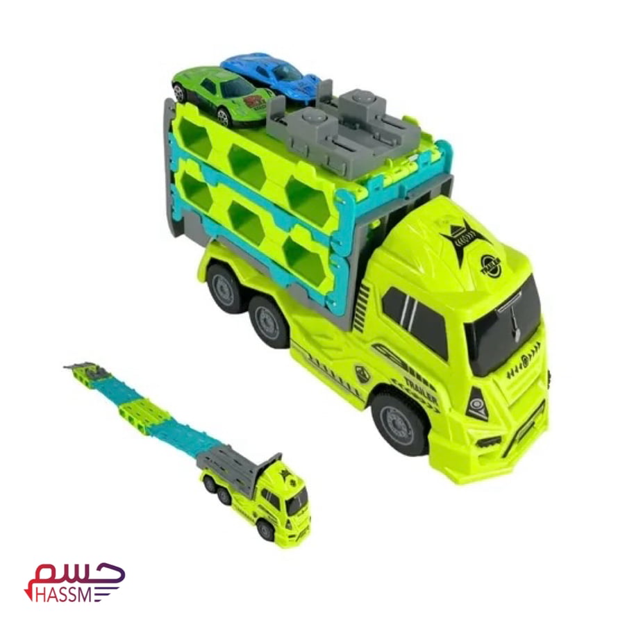 مسار سيارات مع شاحنة نقل