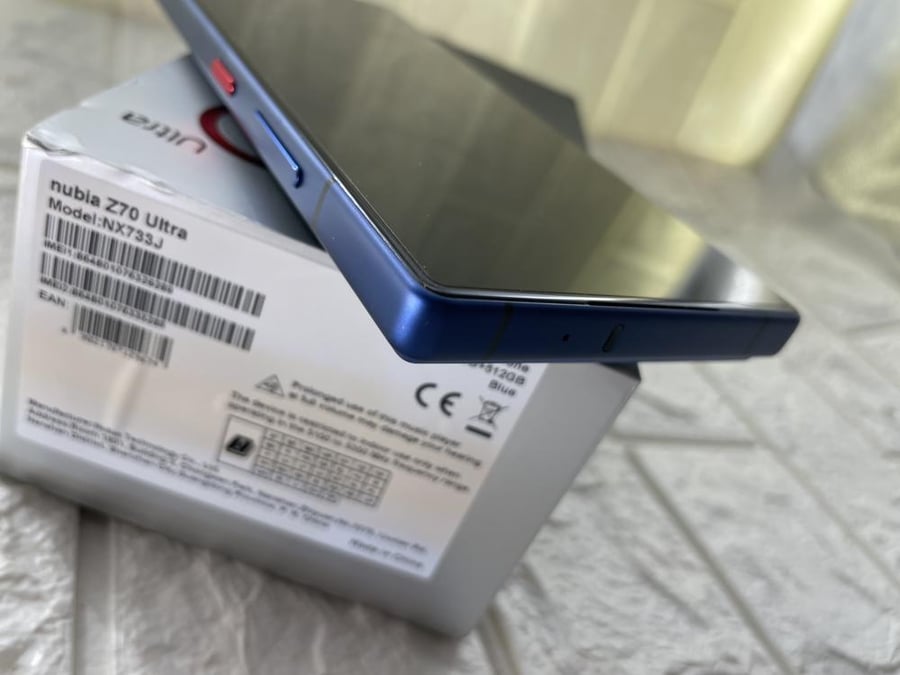 نوبيا z70 ultra ,بذاكرة داخلية ٥١٢ جيجا و ١٦ جيجا رام ، مستعمل اقل من ٢٤ ساعه