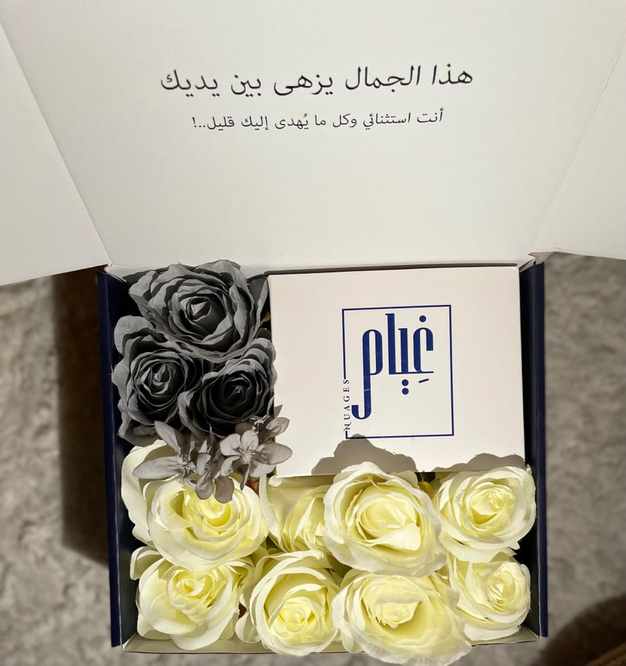 صندوق مُزين بالورد الرصاصي