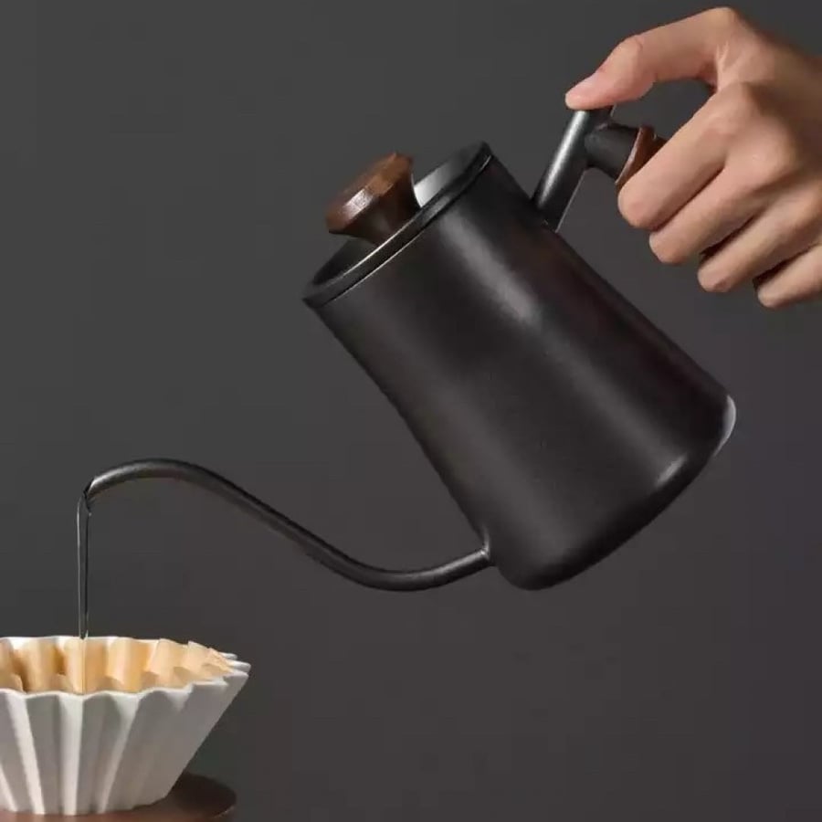 إبريق تقطير بمقبض خشبي