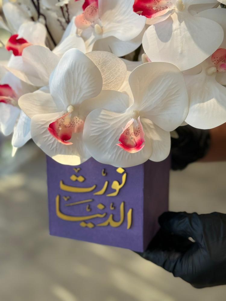 فازة الاكريلك مع الاوركيد و واوراق الشجر