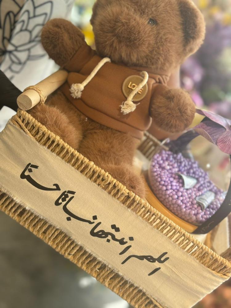 سلة الخوص مع ورد الاوركيد والدبدوب  وبلوره المبلغ