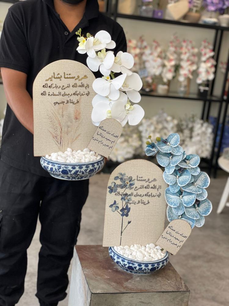 فازة السيراميك الازرق مع ورد الاوركيد