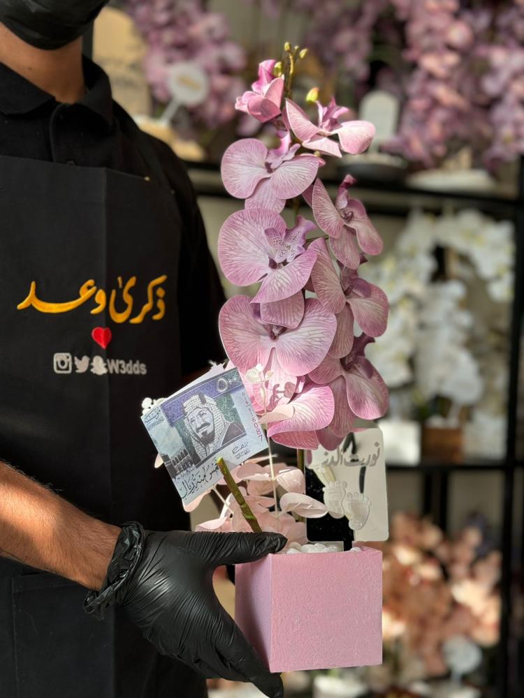 فازة الاكريلك مع ورد الاوركيد