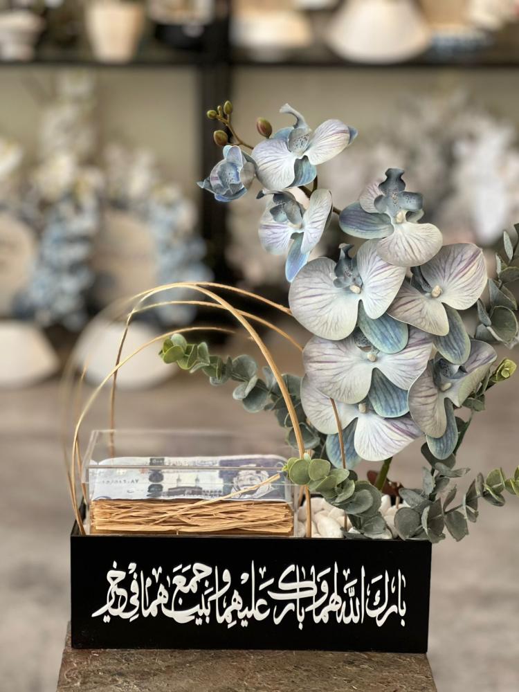فازة خشب مع ورد الاوركيد و بوكس اكريليك لتقديم مبلغ مالي