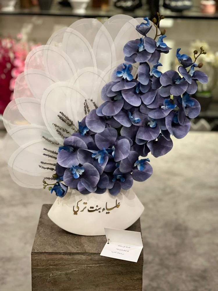 فازة السيراميك مع ورده قماشيه والاوركيد الفاخر