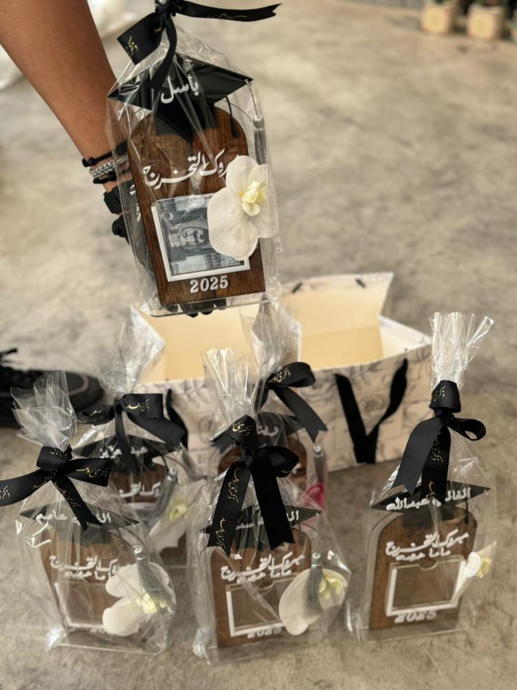 ستاند خشب حامل المبلغ مع اضافة الاسم
