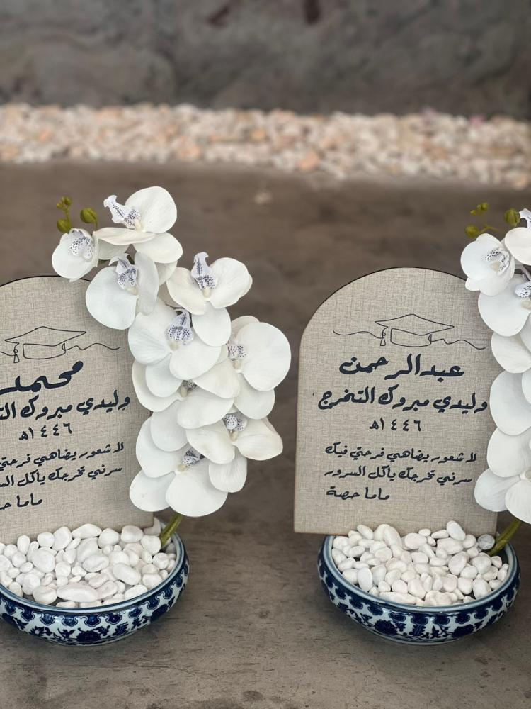 فازة السيراميك الازرق مع ورد الاوركيد