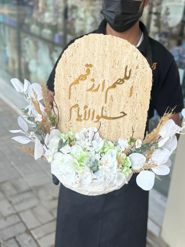 فازة السيراميك مع لوح السراميك والورد الصناعي