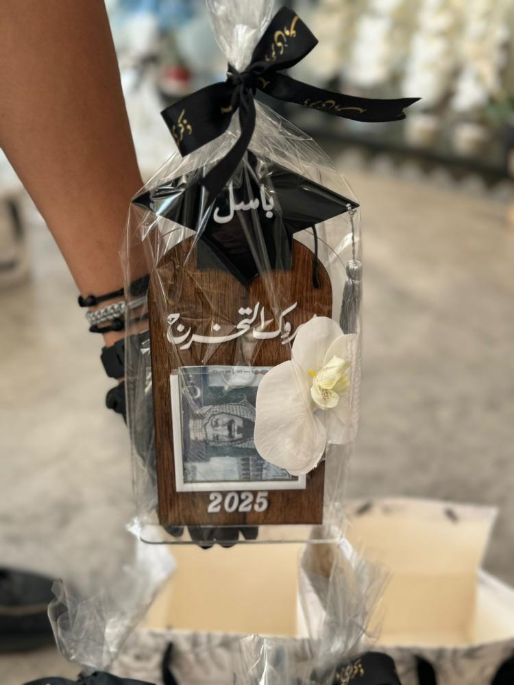 ستاند خشب حامل المبلغ مع اضافة الاسم