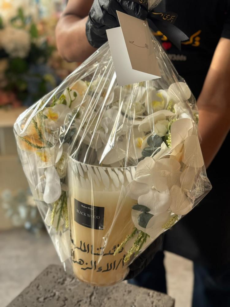 شمعة ذكرى وعد مع الورد الصناعي
