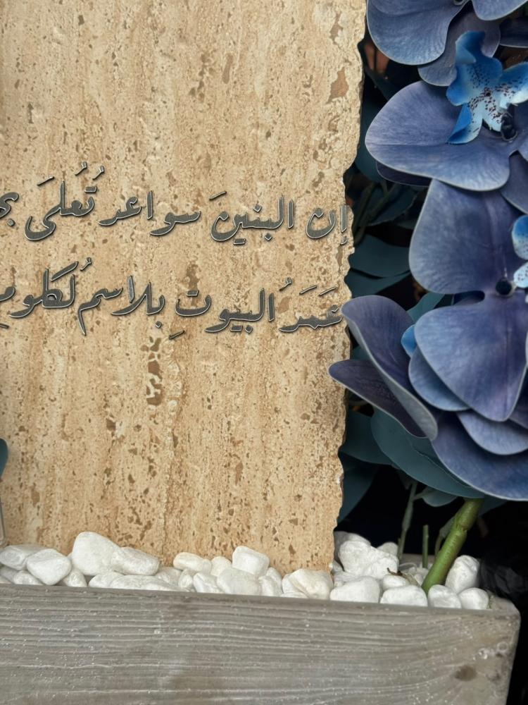 فازة الاسمنت مع ورد الاوركيد