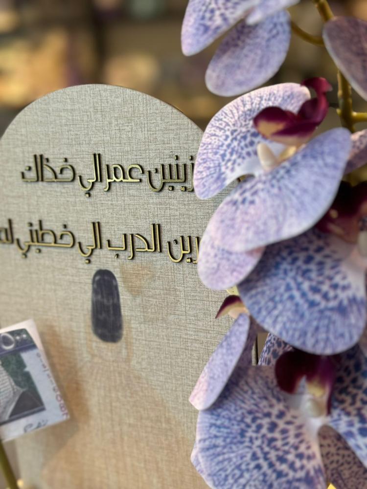 فازة الخشب الطبيعي مع الاوركيد