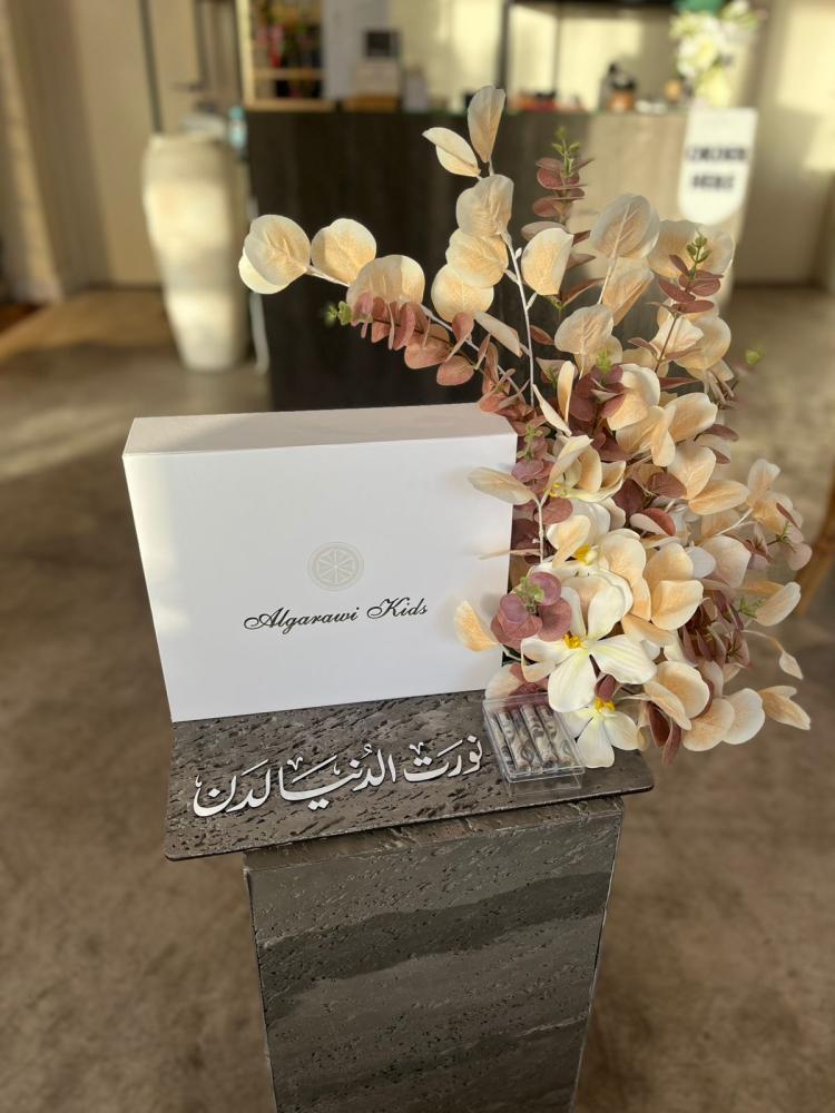 قاعدة حجريه مزينه بالورد الصناعي