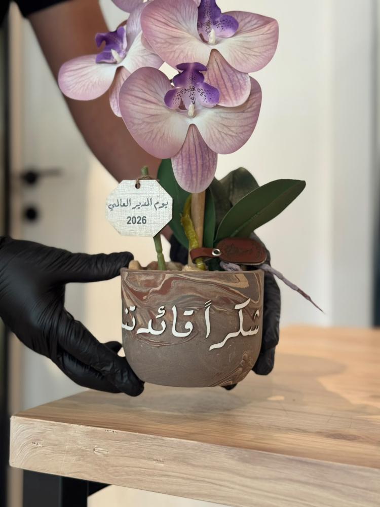 فازة الاسمنت مع ورد الاوركيد الفاخر