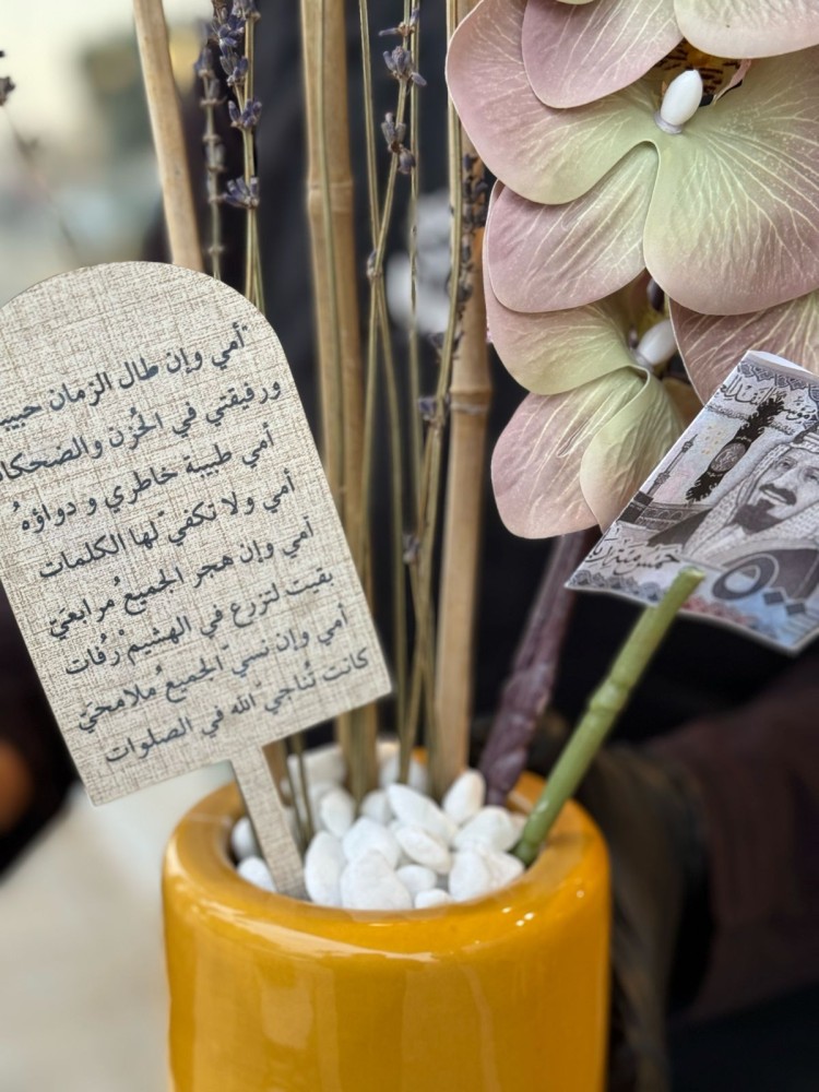 فازة الاوركيد مع اللافندر الطبيعي المجفف