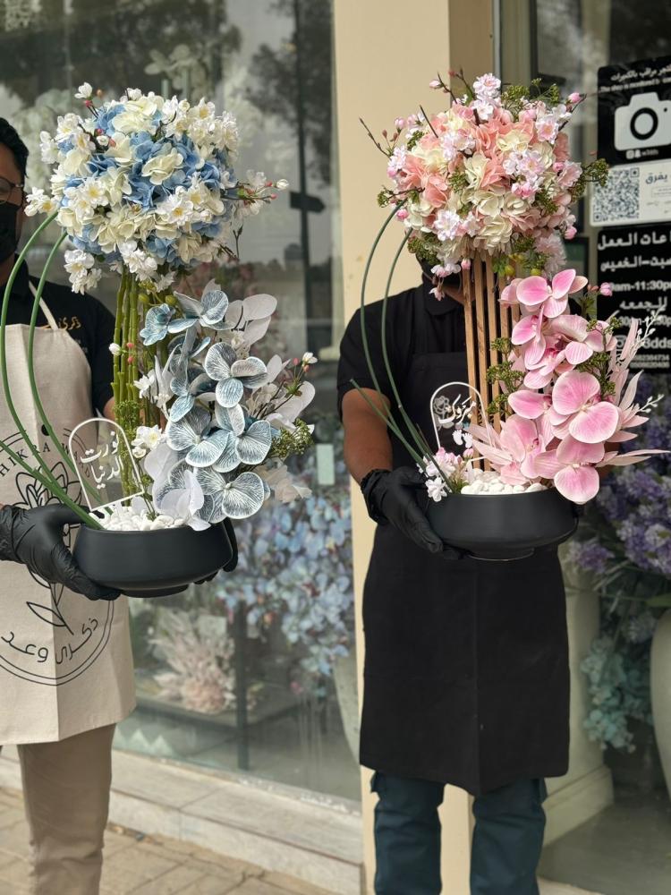 فازة السيراميك مع ورد الاوركيد