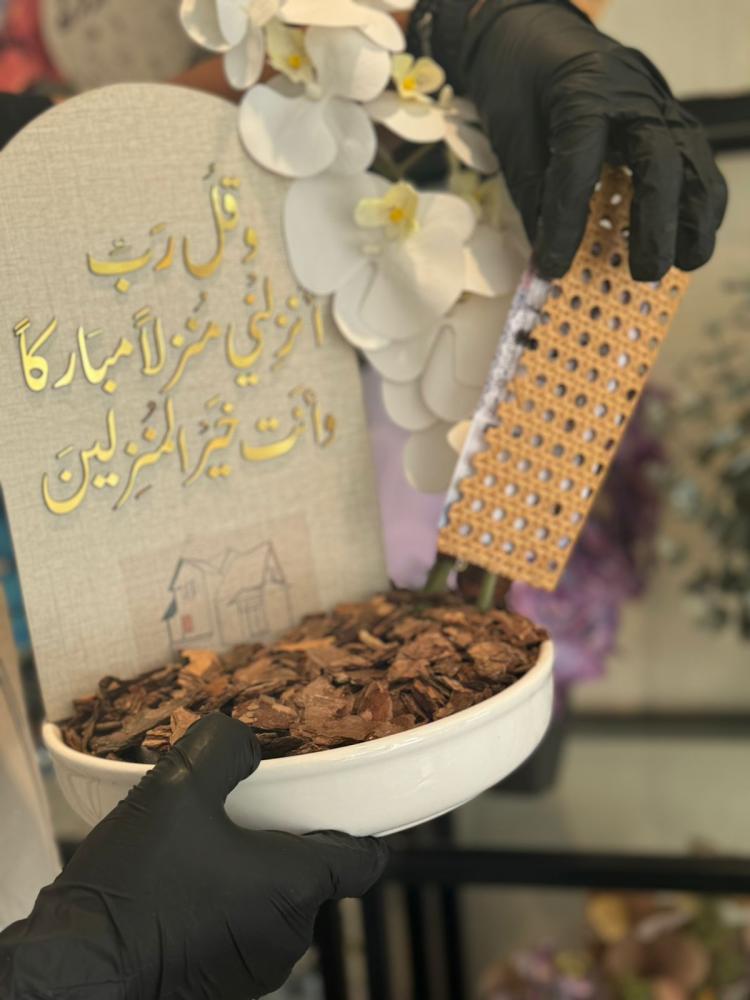 فازة السيراميك مع اللوح الخشبي والاوركيد شامل ظرف المبلغ المالي
