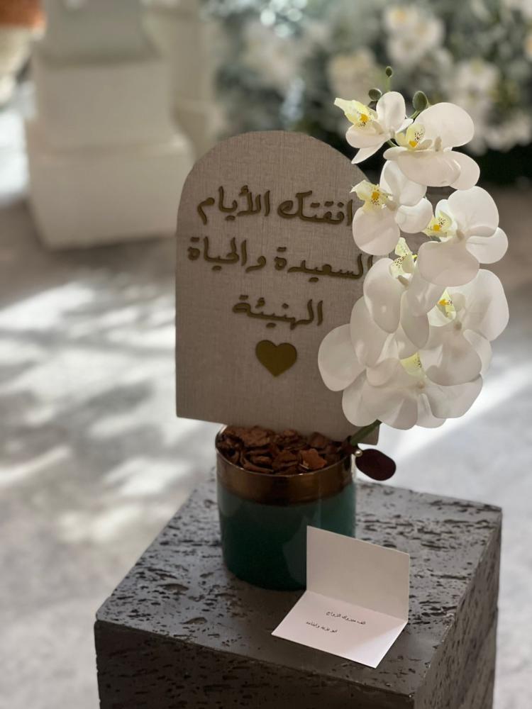 فازة السيراميك مع ورد الاوركيد