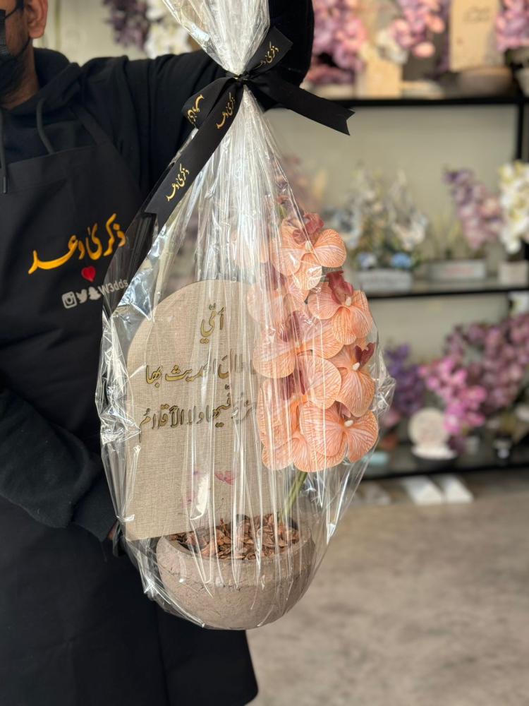 فازة اسمنت مع الخشب مع ورد الاوركيد الفاخر