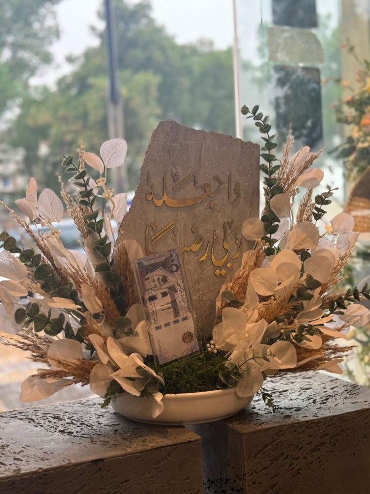 فازة السيراميك مع ورد الاوركيد و الورد الصناعي غير شامل حامل المبلغ المالي