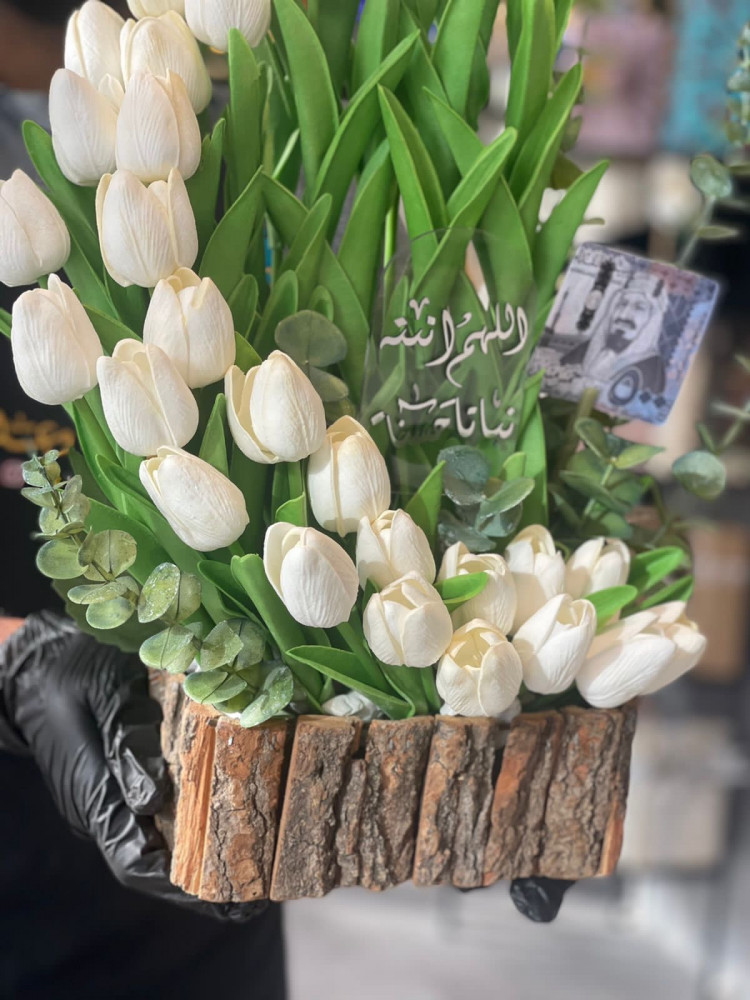 فازة الخشب مع التوليب
