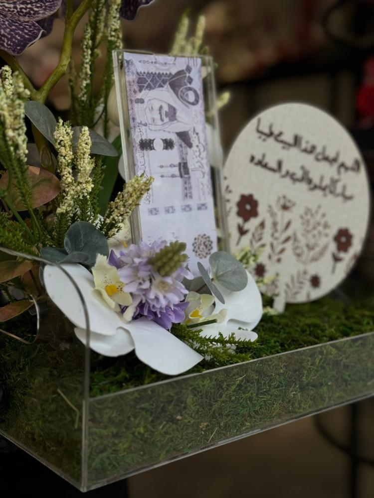 قاعدة اكريلك مزينة بالورد الصناعي