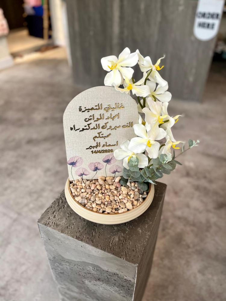 فازة الخزف الحجري مع ورد الاوركيد