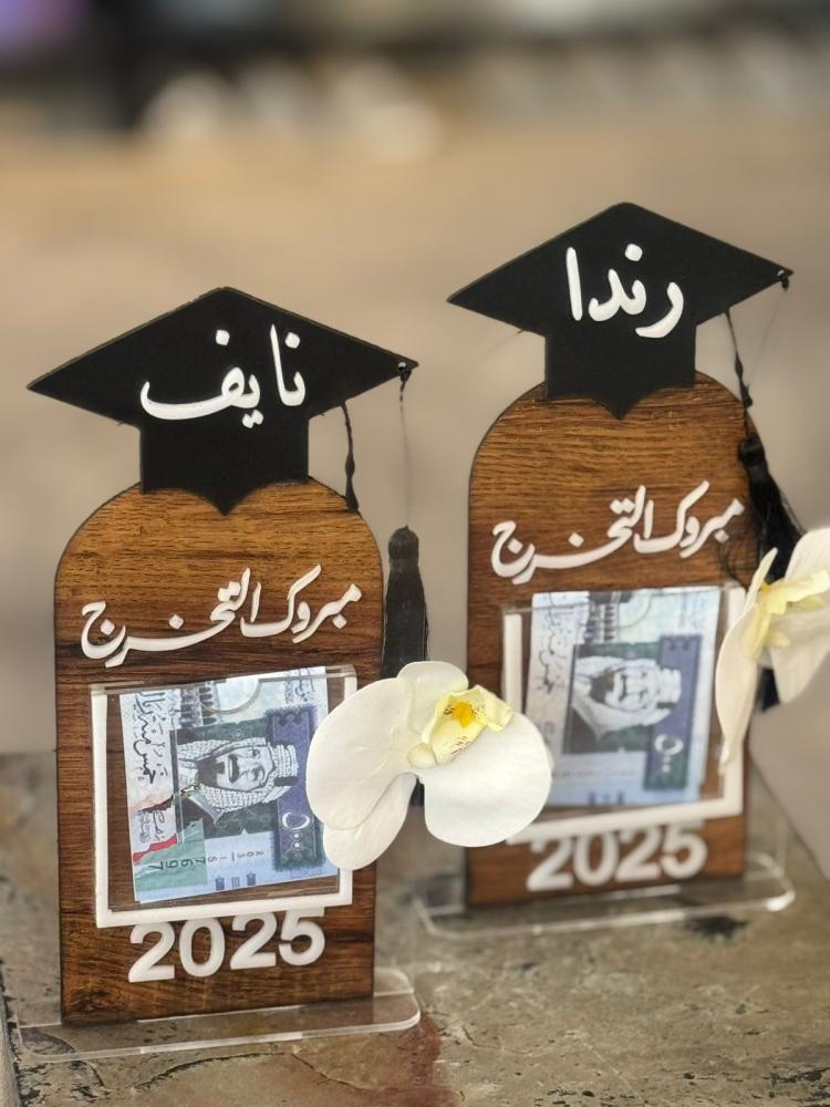 ستاند خشب حامل المبلغ مع اضافة الاسم