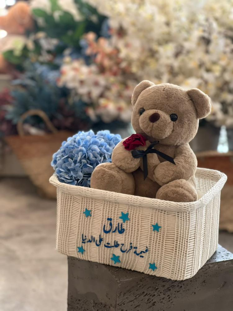 سلة الخوص مع الورد الصناعي