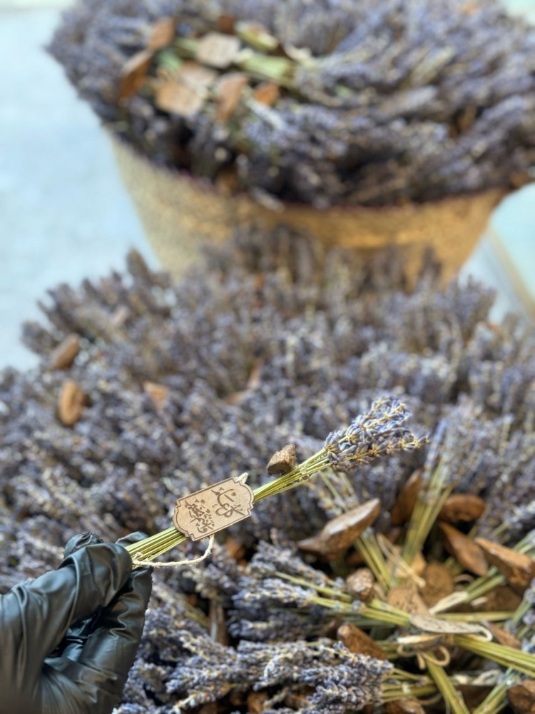 Natural dried lavender with a piece of luxurious Cambodian incense (single piece)