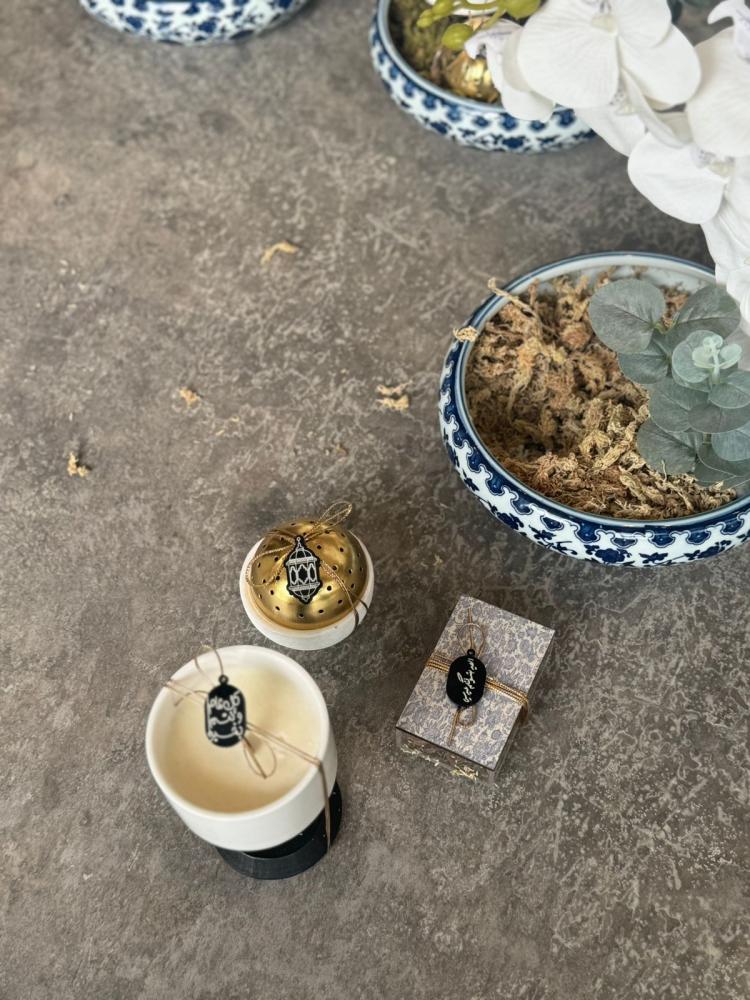 فازة السيراميك مع الأوركيد والعود والمبخرة والشمعة