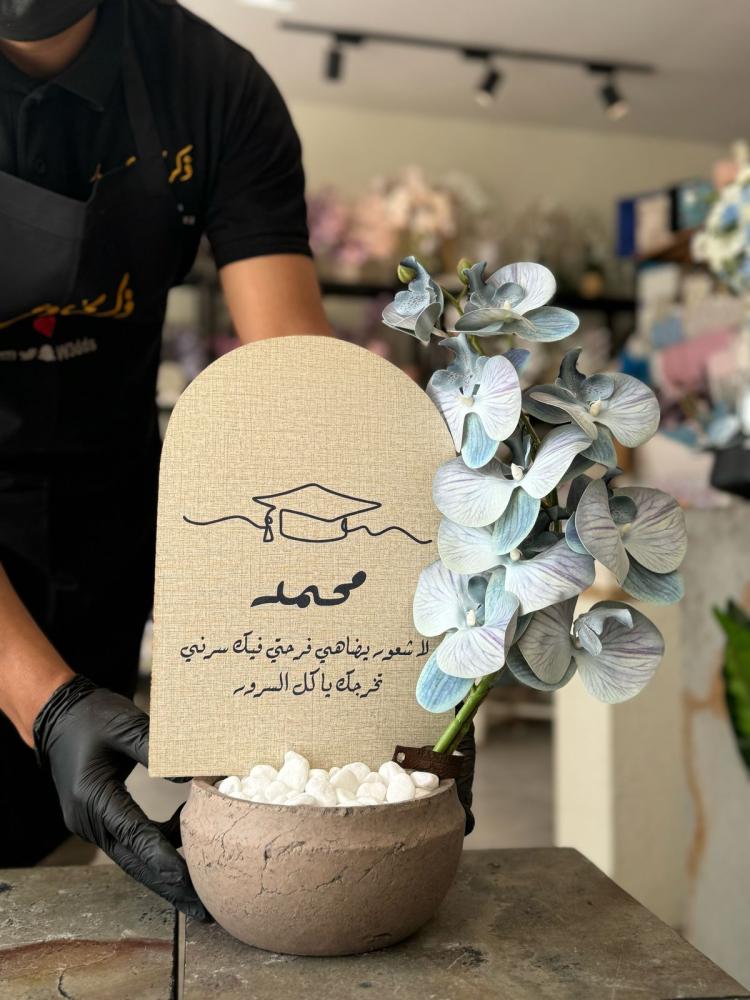 فازة الاسمنت مع ورد الاوركيد