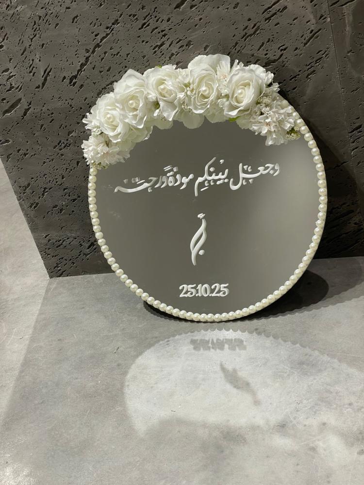 قاعدة مرايا مزينة من اللؤلؤ والورد الصناعي الفاخر
