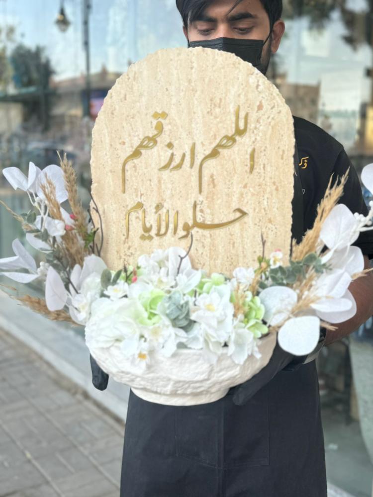 فازة السيراميك مع لوح السراميك والورد الصناعي
