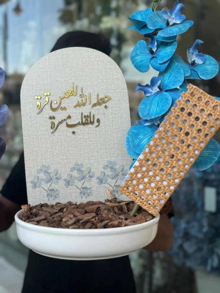 فازة السيراميك مع اللوح الخشبي والاوركيد