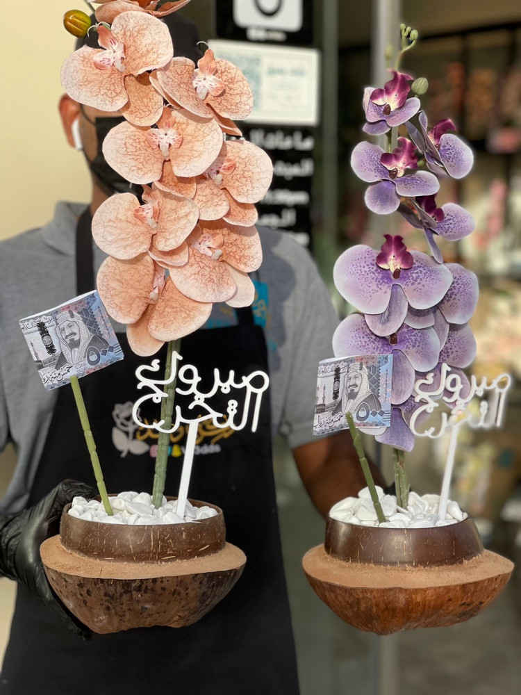 فازة جوز الهند الطبيعي مع ورد الاوركيد