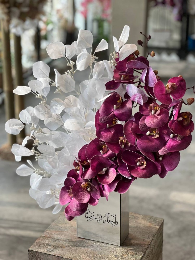 A vase with elegant coordination