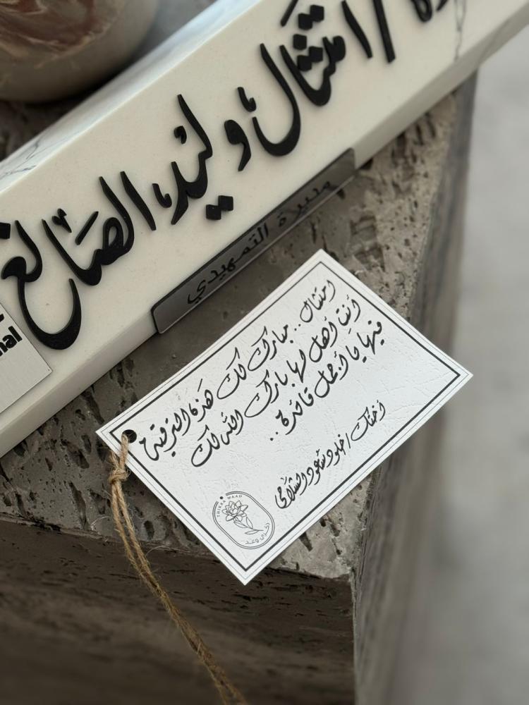 فازة الاسمنت مع ورد السمبيديوم مع ستاند مكتب رخام
