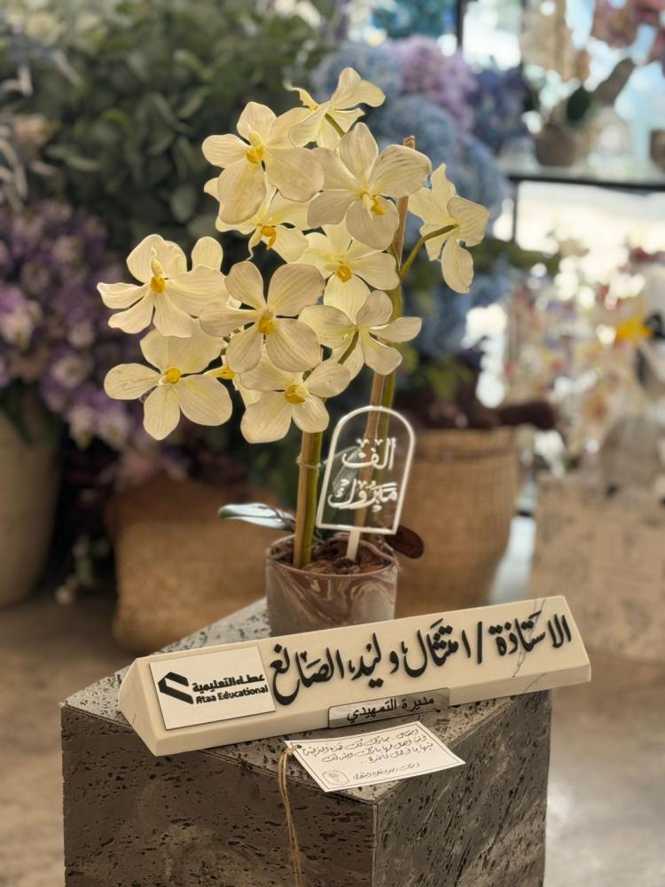 فازة الاسمنت مع ورد السمبيديوم مع ستاند مكتب رخام