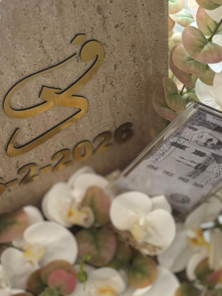 فازة الخزف الحجري مع لوح السيراميك والورد الصناعي