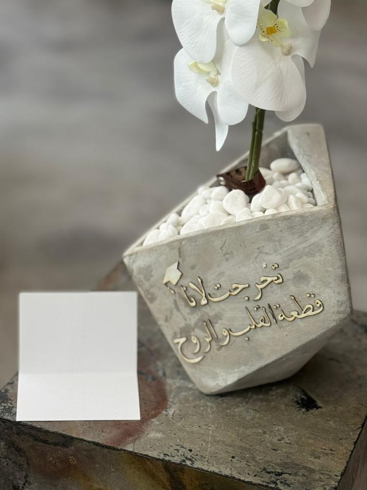 فازة الاسمنت مع ورد الاوركيد
