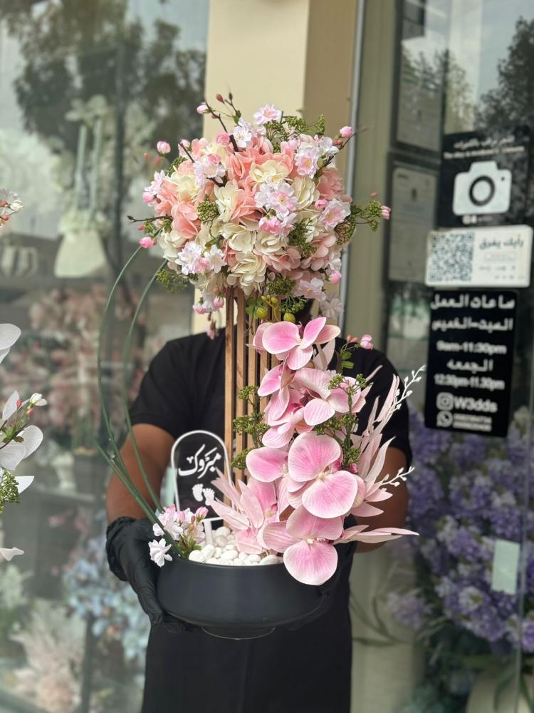 فازة السيراميك مع ورد الاوركيد