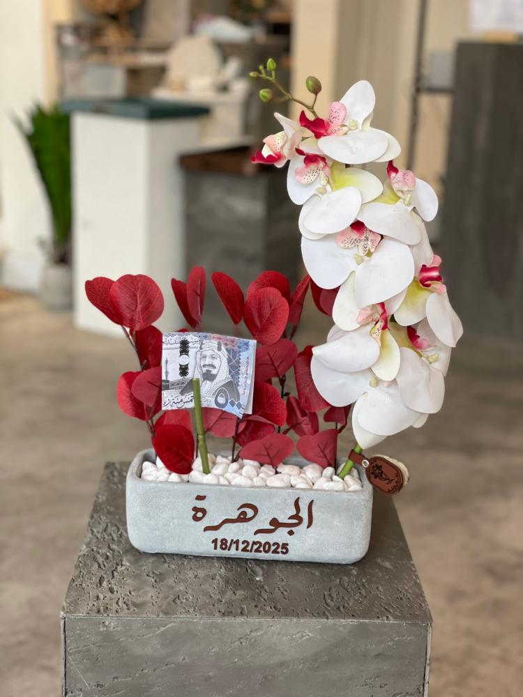 فازة الاسمنت مع ورد الاوركيد