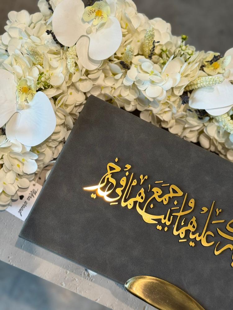 Box for presenting a dowry with luxurious artificial flowers