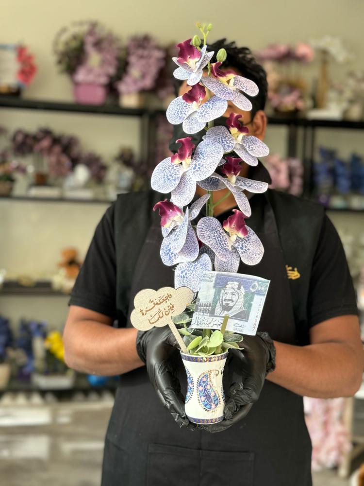 فازة زجاجيه  مع ورد الاوركيد