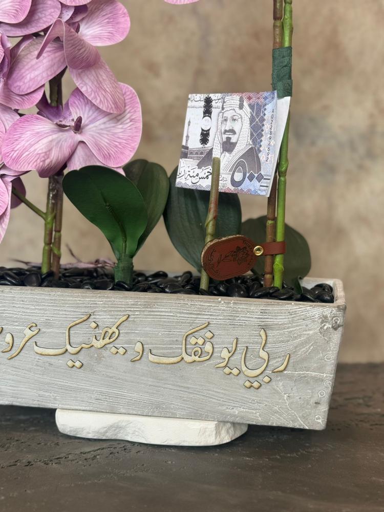 فازة الاسمنت مع ورد الاوركيد