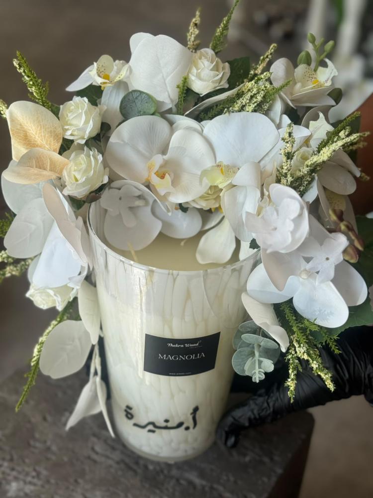 شمعة ذكرى وعد مع الورد الصناعي