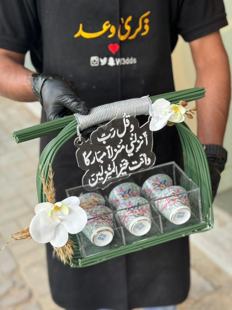 سلة فناجيل مع الاكريلك و ورد الاوركيد